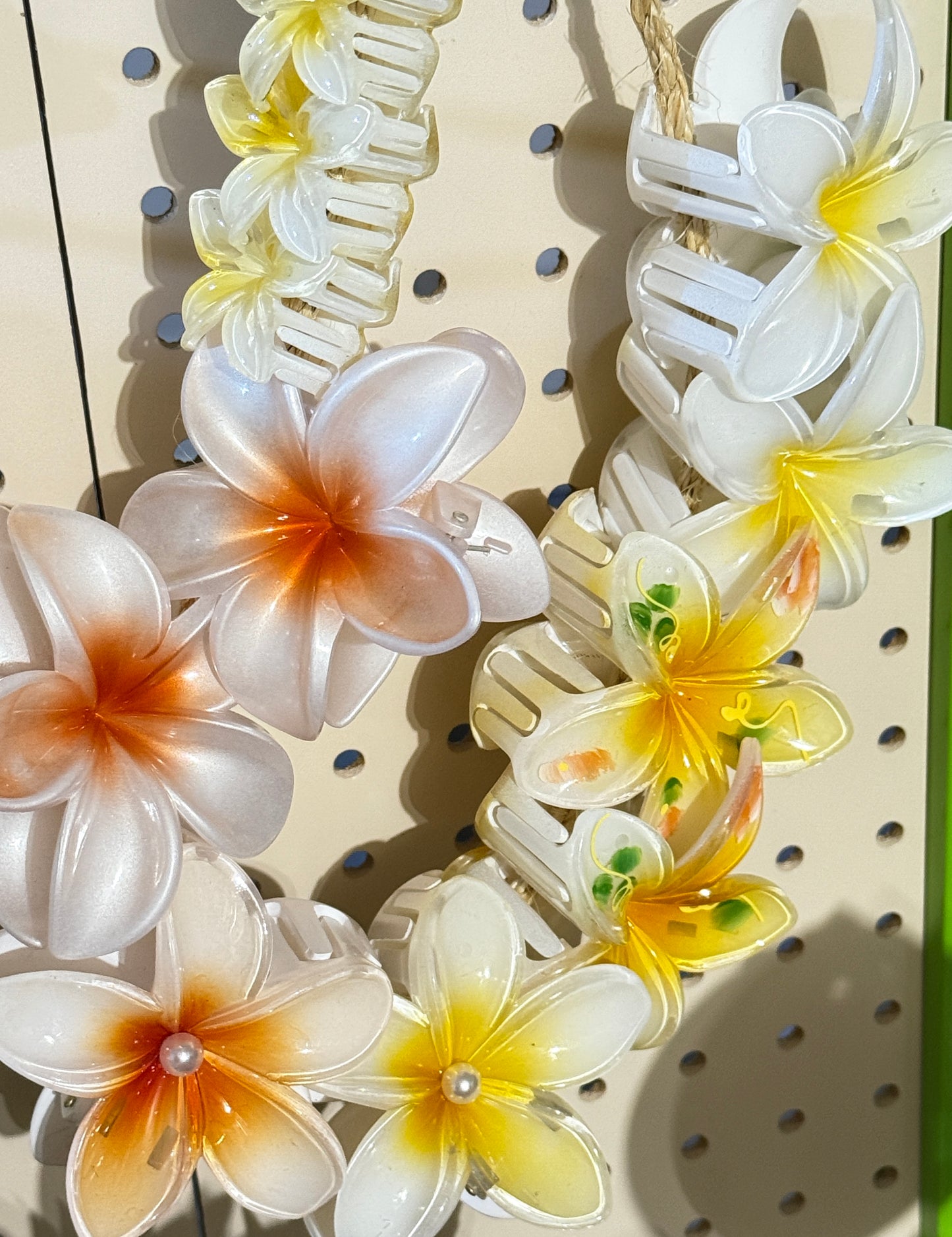 D-Plumeria Hair Claw